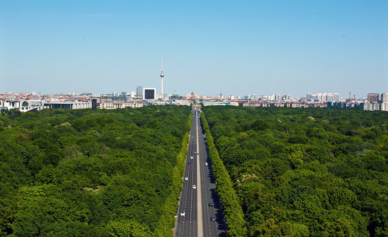 Berlin: Berlin Skyline-- Straße des 17. Juni
