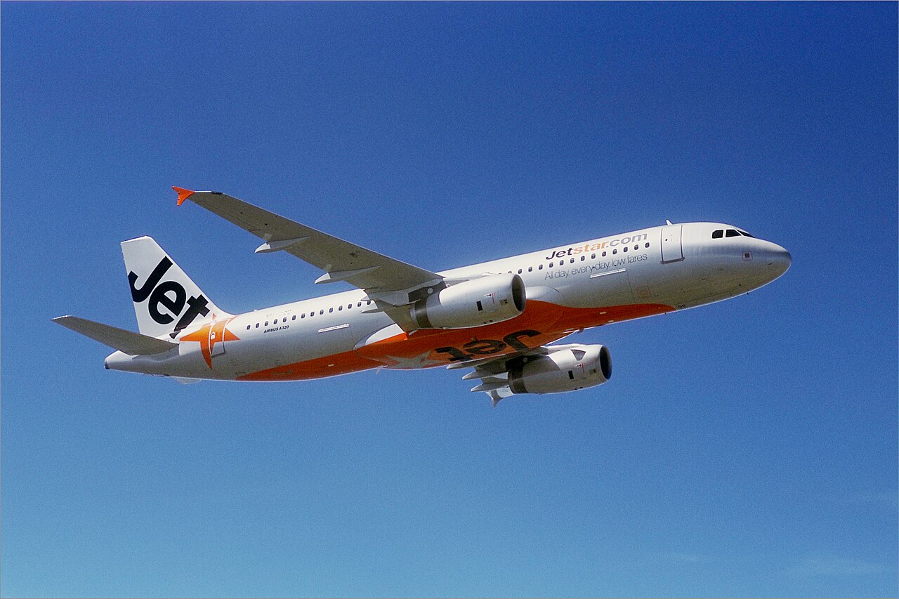 Jetstar Airbus A320 in flight (6768081249)