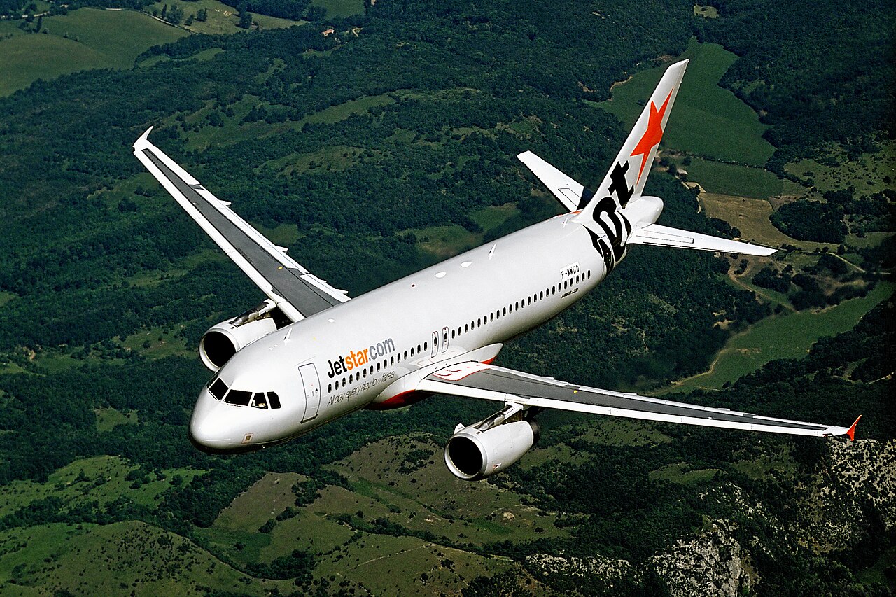 Jetstar Airbus A320 in flight (cropped 3x2)